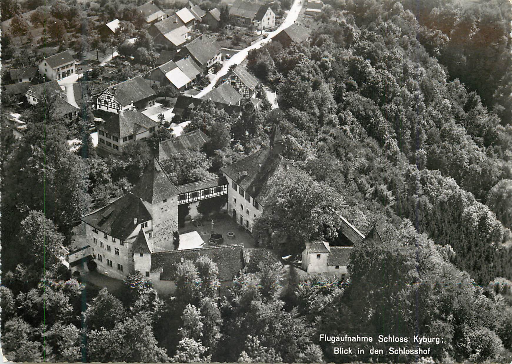 CPM Flugaufnahme schloss kyburg blick in den schlosshof