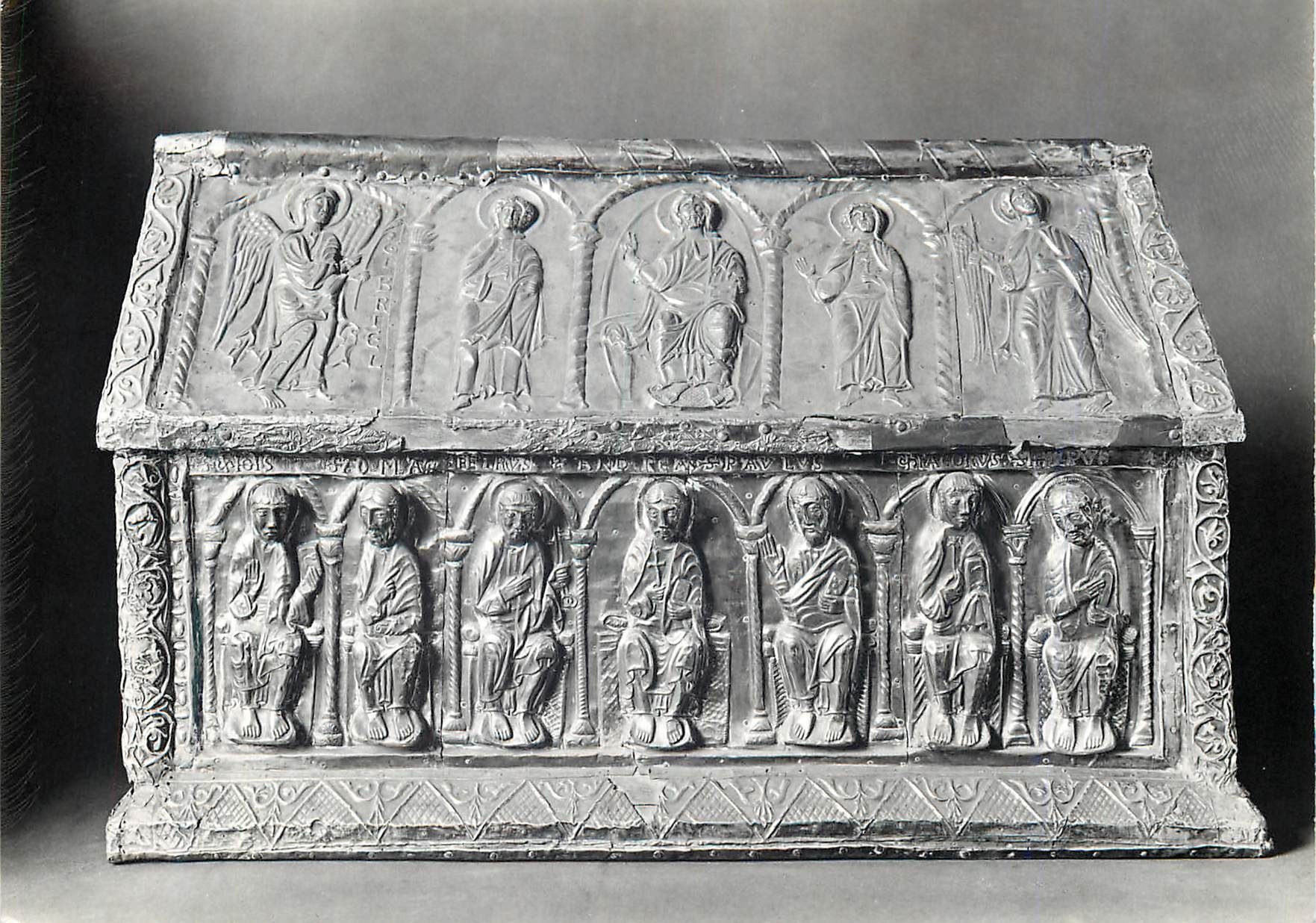 CPM Tresor de l'eglise abbatiale de St Maurice chasse de St sigismond (art roman)