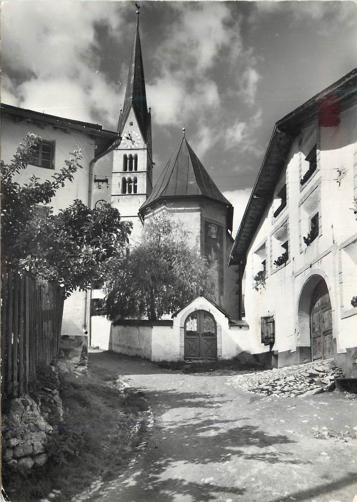 CPM Sta Maria im Munstertal Dorfpartie bei der Kirche