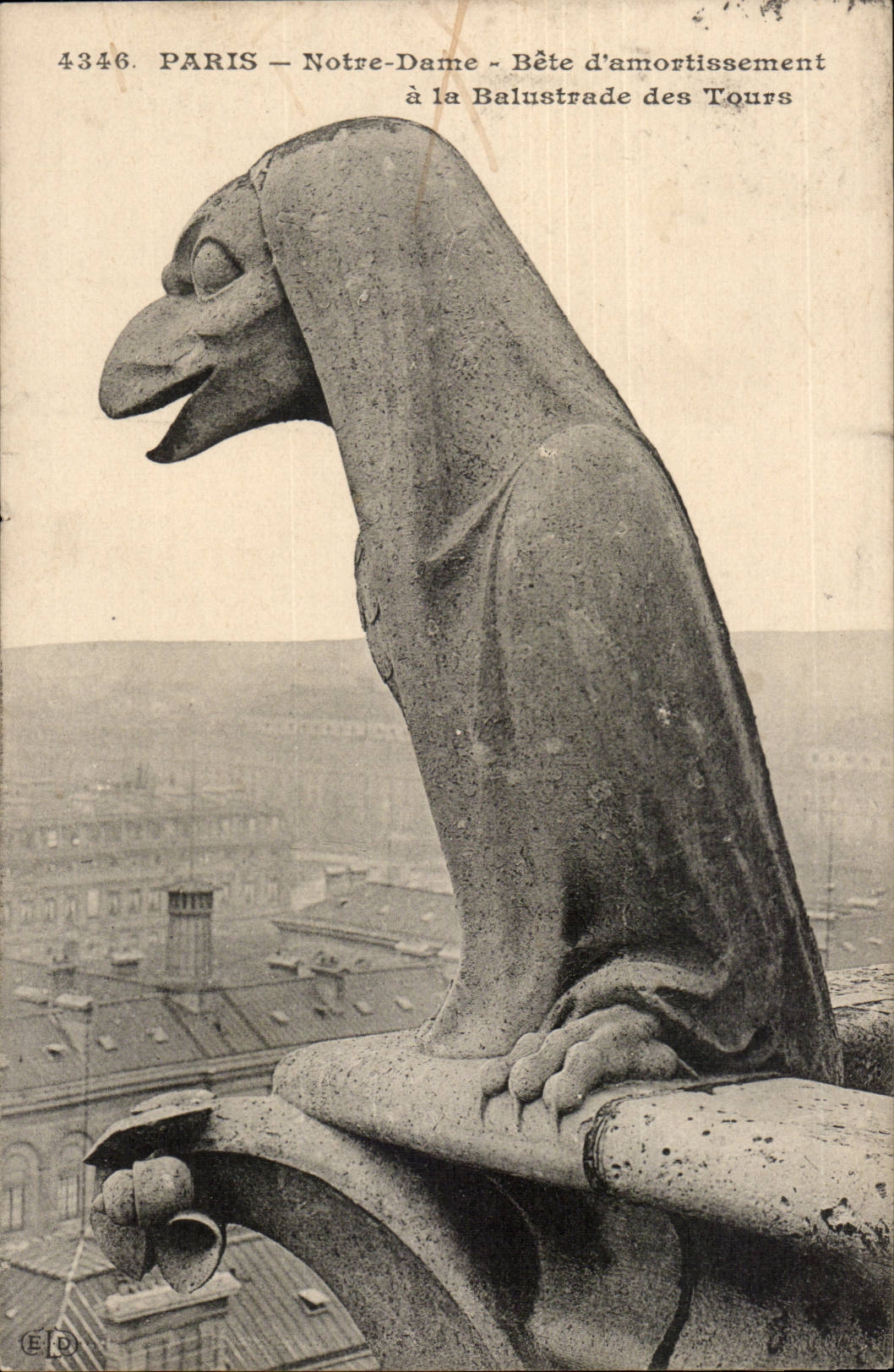 Paris CPA Notre DAme Bete d'amortissement a la balustrade des tours
