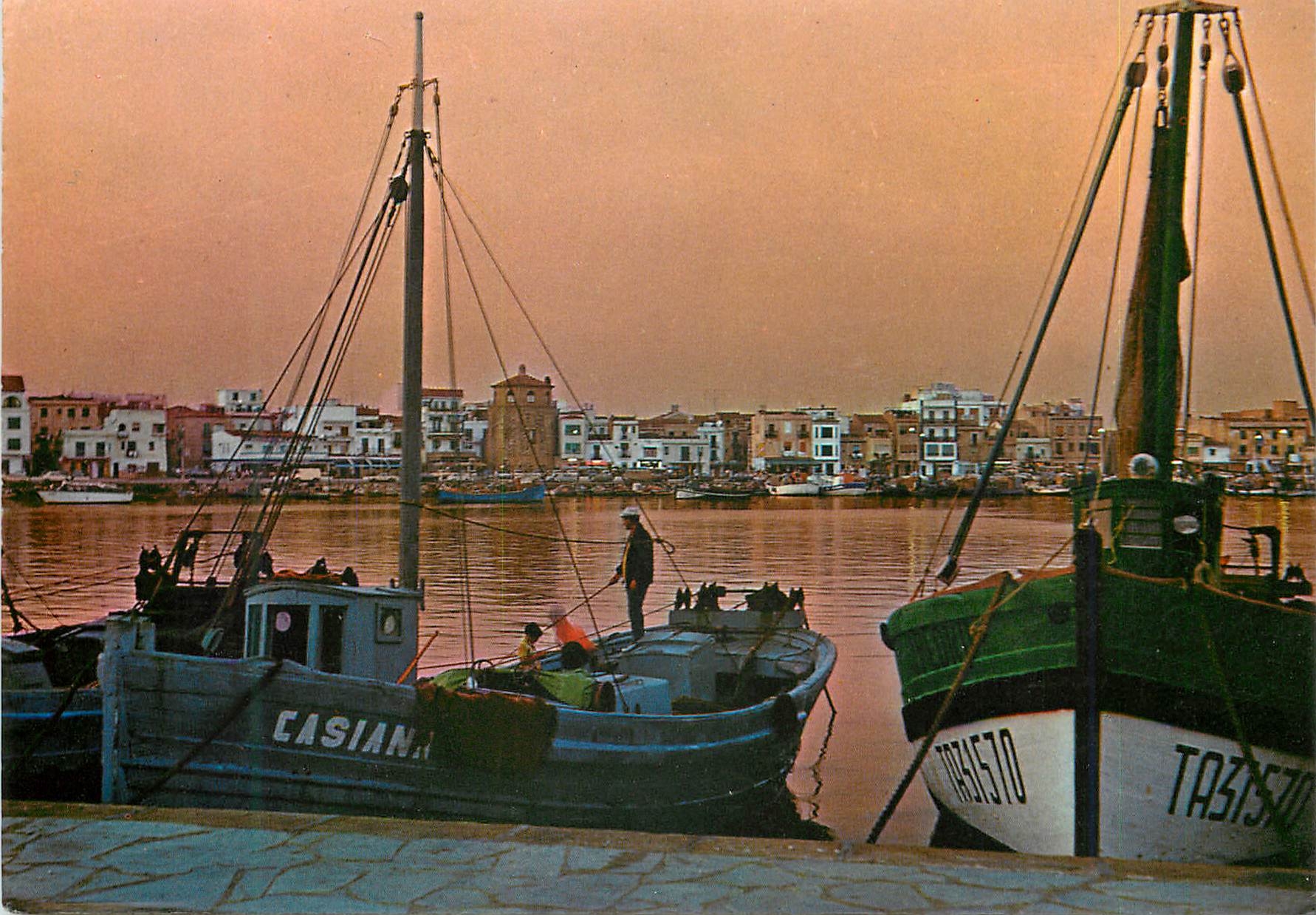 CPM Cambrils (tarragona) espana costa dorada quartier maritime barques peche