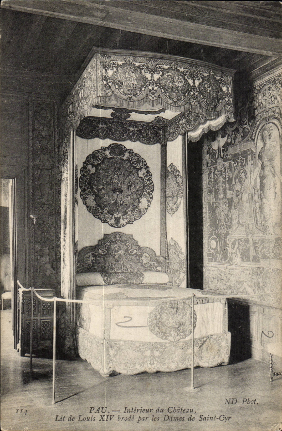 Interior Pau CPA of the Lit castle of Louis XIV embroiders by the ladies of Saint Cyr