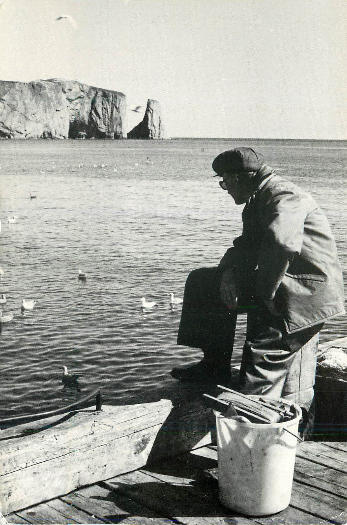 CPM Homme au bord de la mer