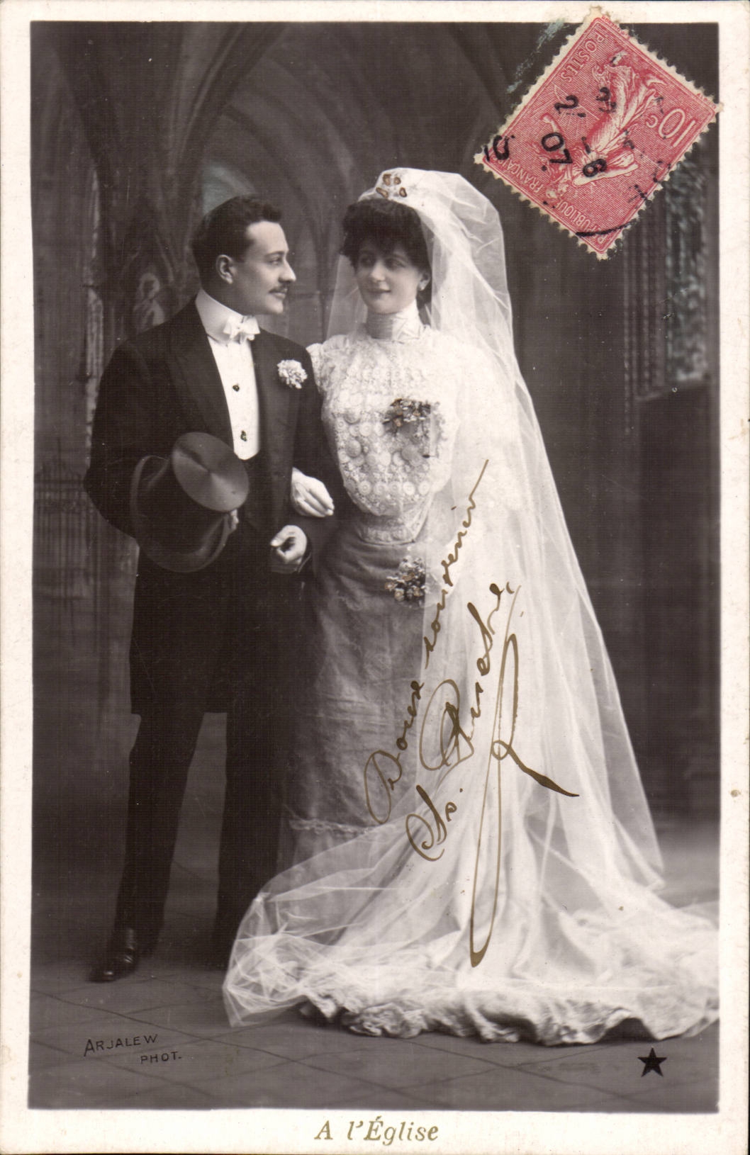 Fantasy - Fantasy - marriage - With the church - signal hat - smiling attaches - cascading veil - CPA