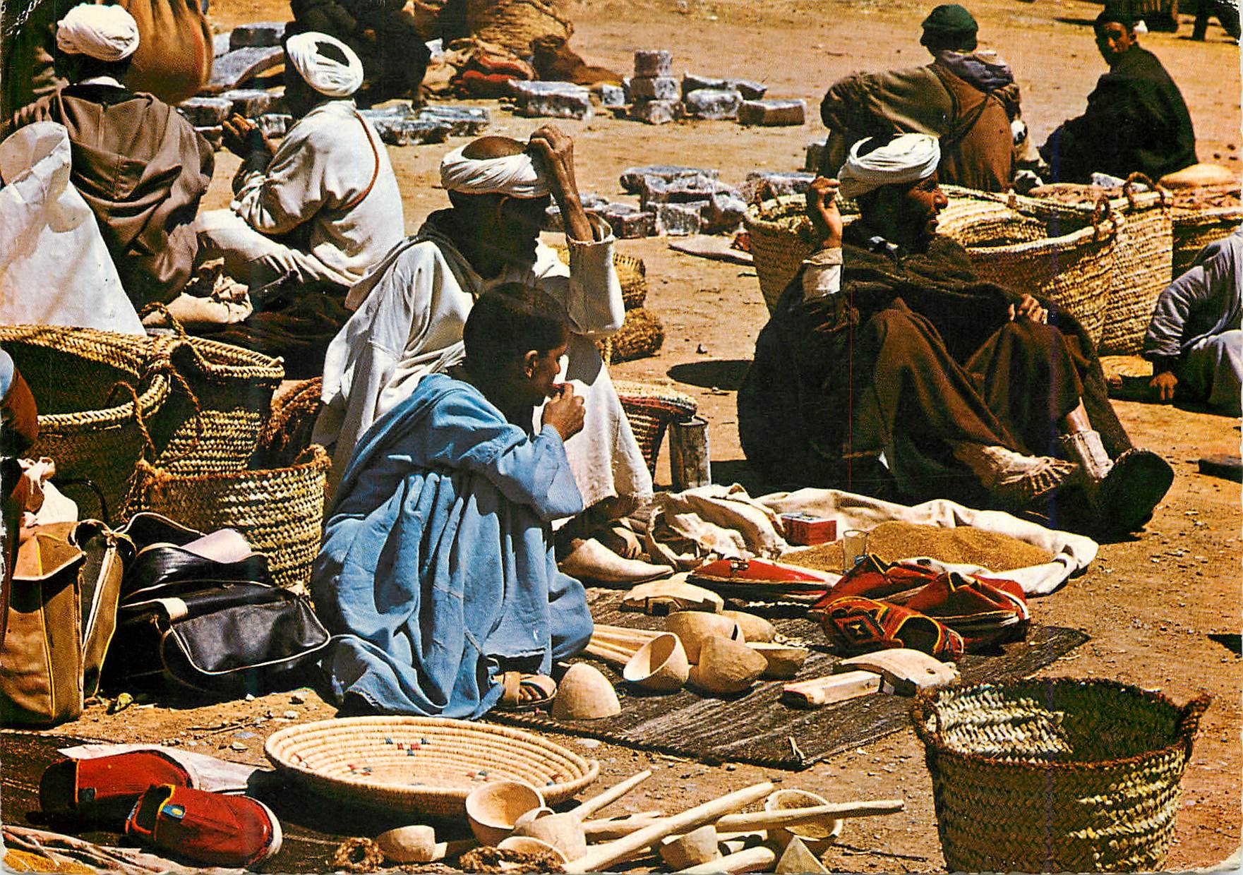 CPM Le maroc pittoresque scene de souk dans le sud