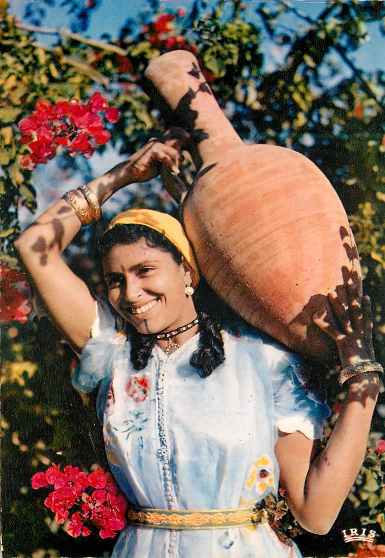 CPM Folklore jeune femme a l'amphore