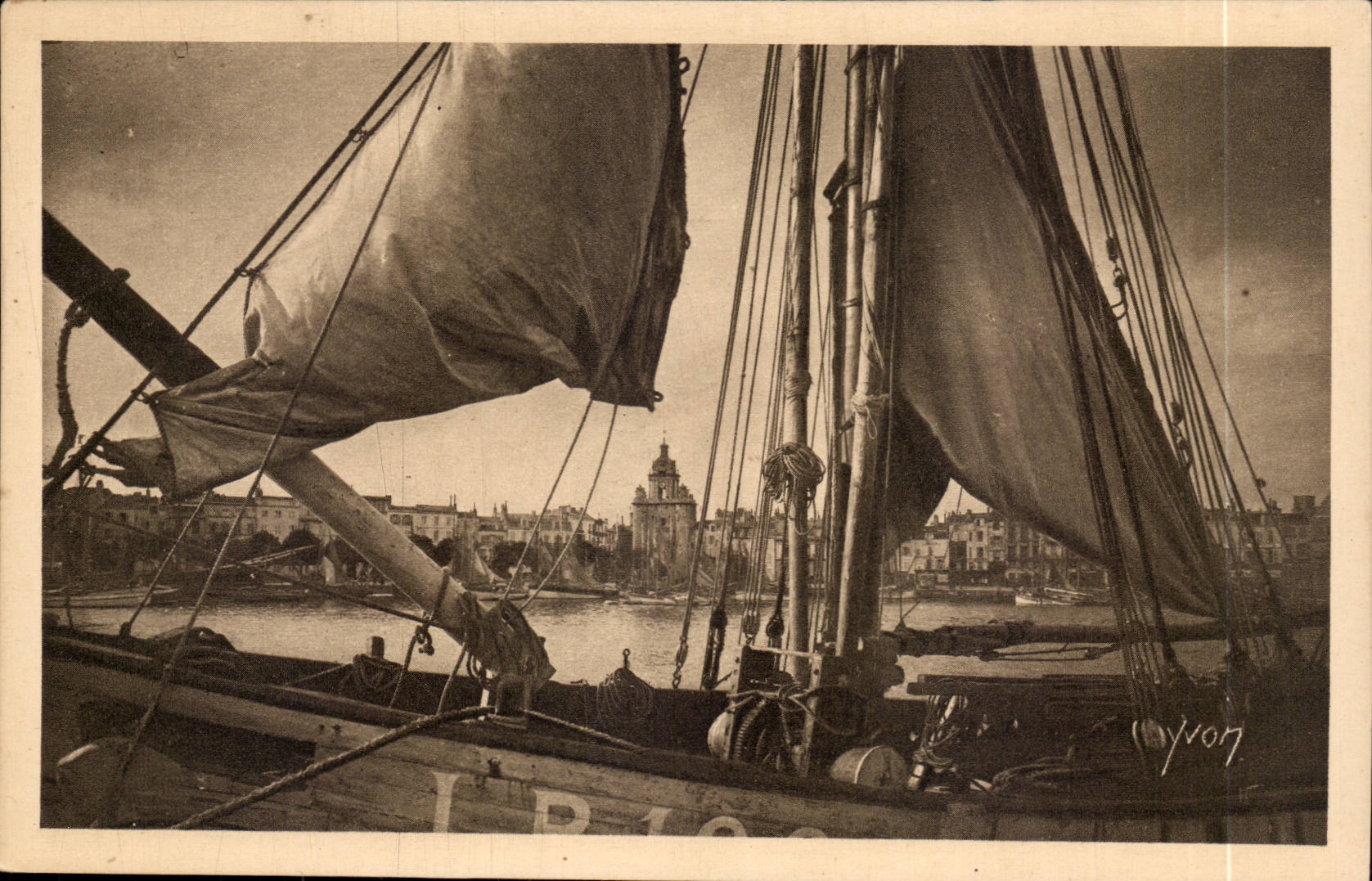 CPA La Rochelle a corner of the port