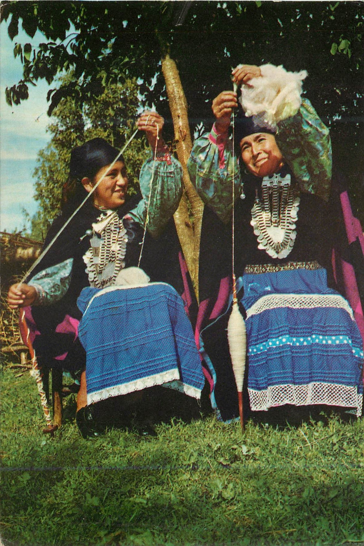 CPM Chile Mujeres Araucanas Hilando