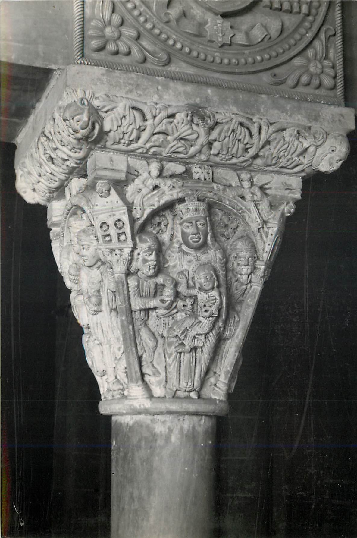 CPM Tarragona Portique romanique de le Cloitre Capiteau Central