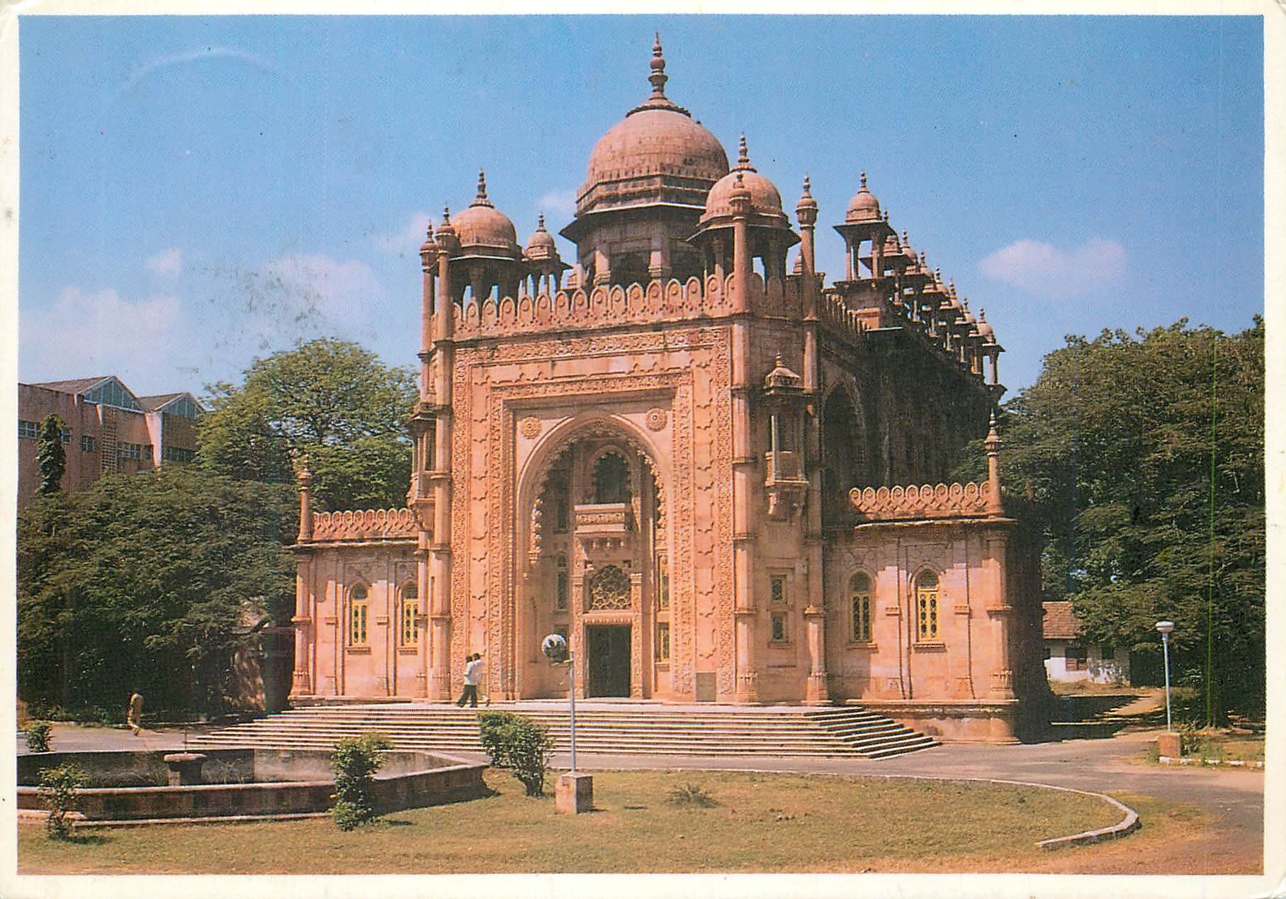 CPM National Art Gallery This pink sandstone structure suggestive of Mughal architecture houses 