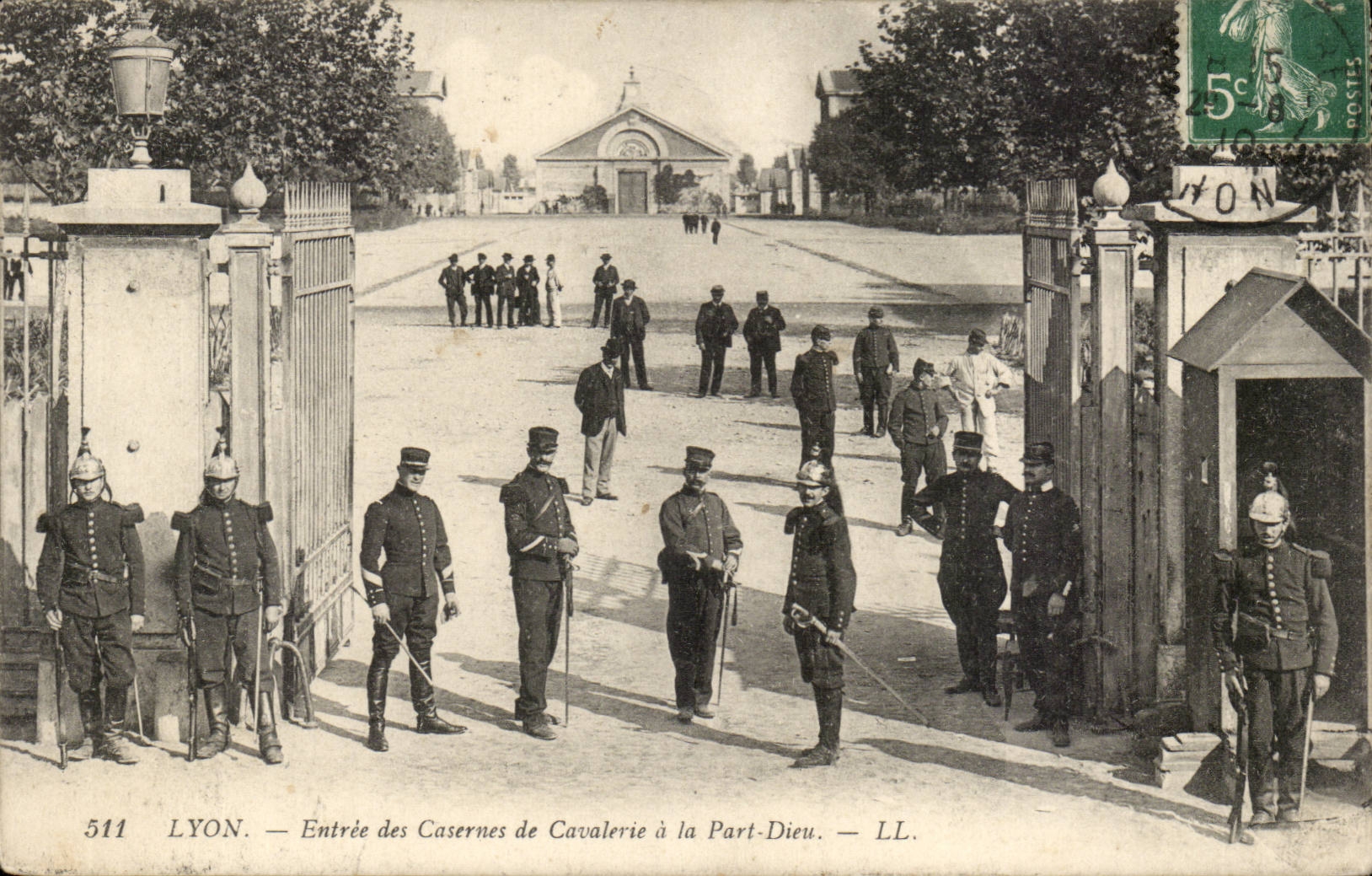 Lyon-Eingang der Kasernen der Kavallerie zum Hafen-Gott - CPA