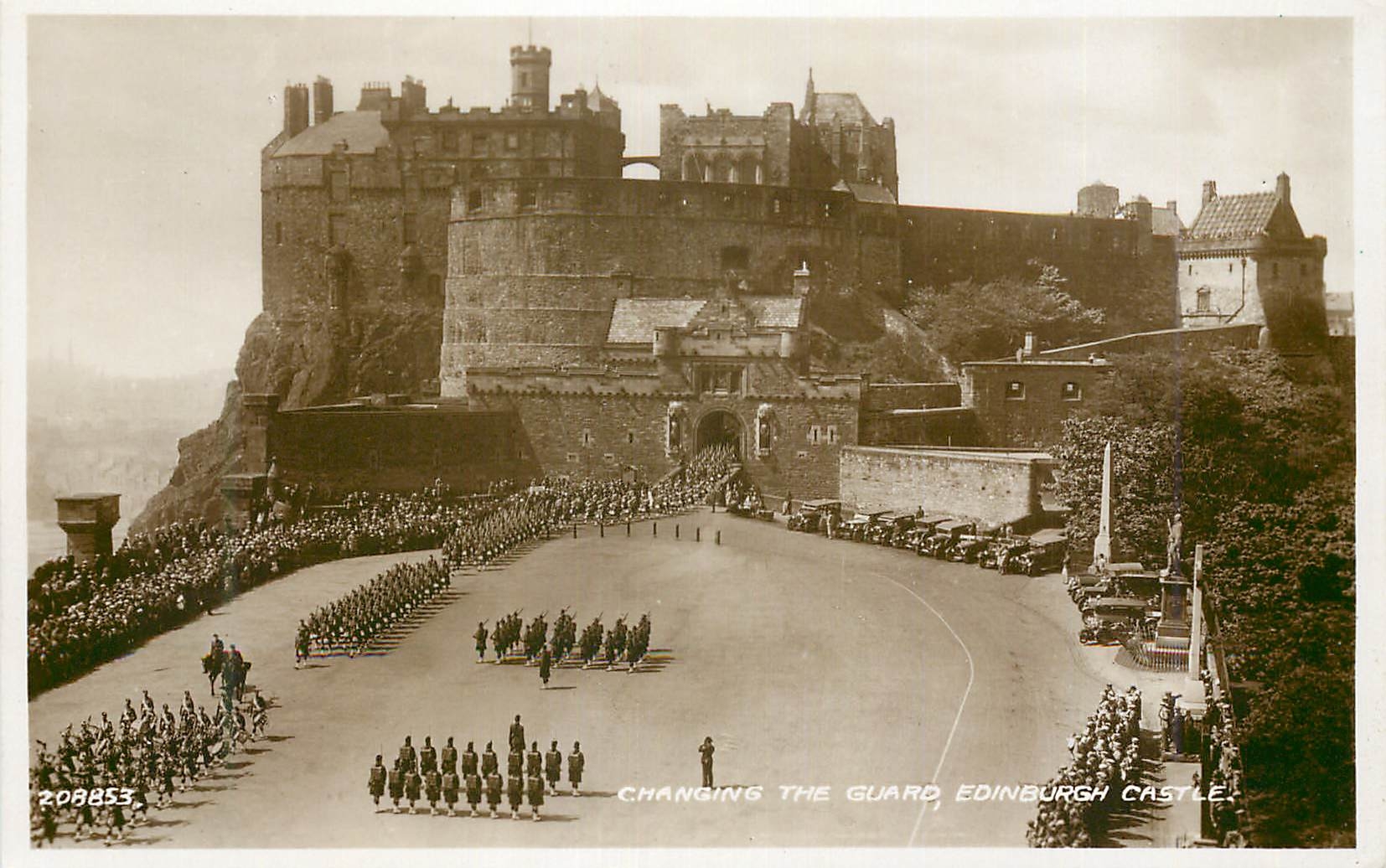 CPM Changing the guard Edinburgh Castle Militaria