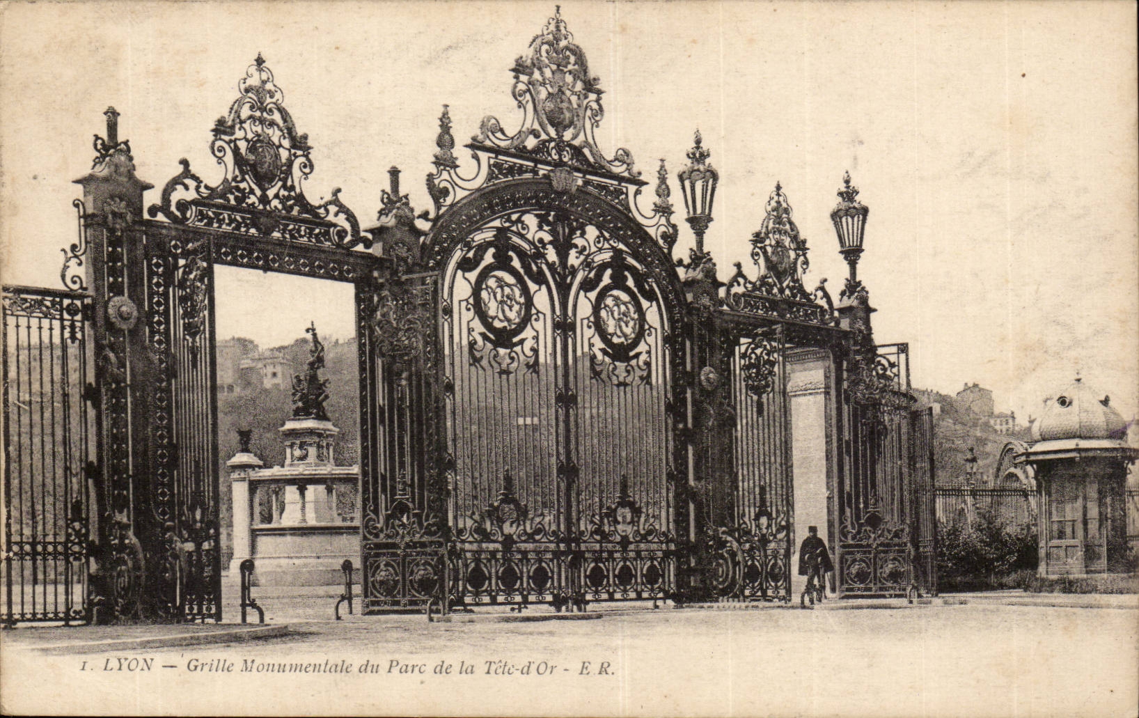 Lyon CPA Roasts monumental park of the head D gold