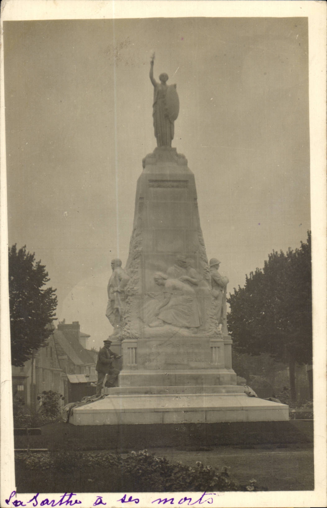 Real photo War memorial the Sarthe has its deaths
