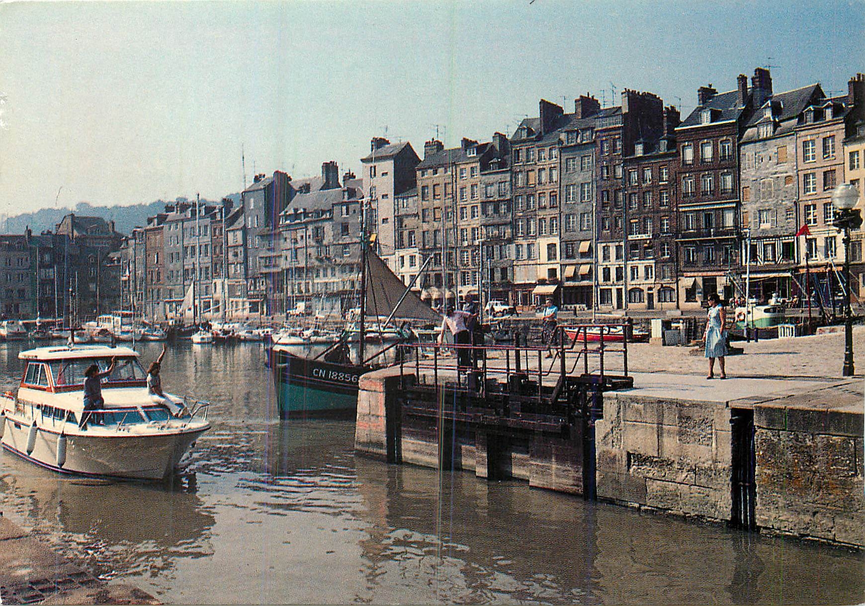 CPM Honfleur (Calvados) Le Vieux Bassin cree sous Louis XIV et le Quai Sainte Catherine