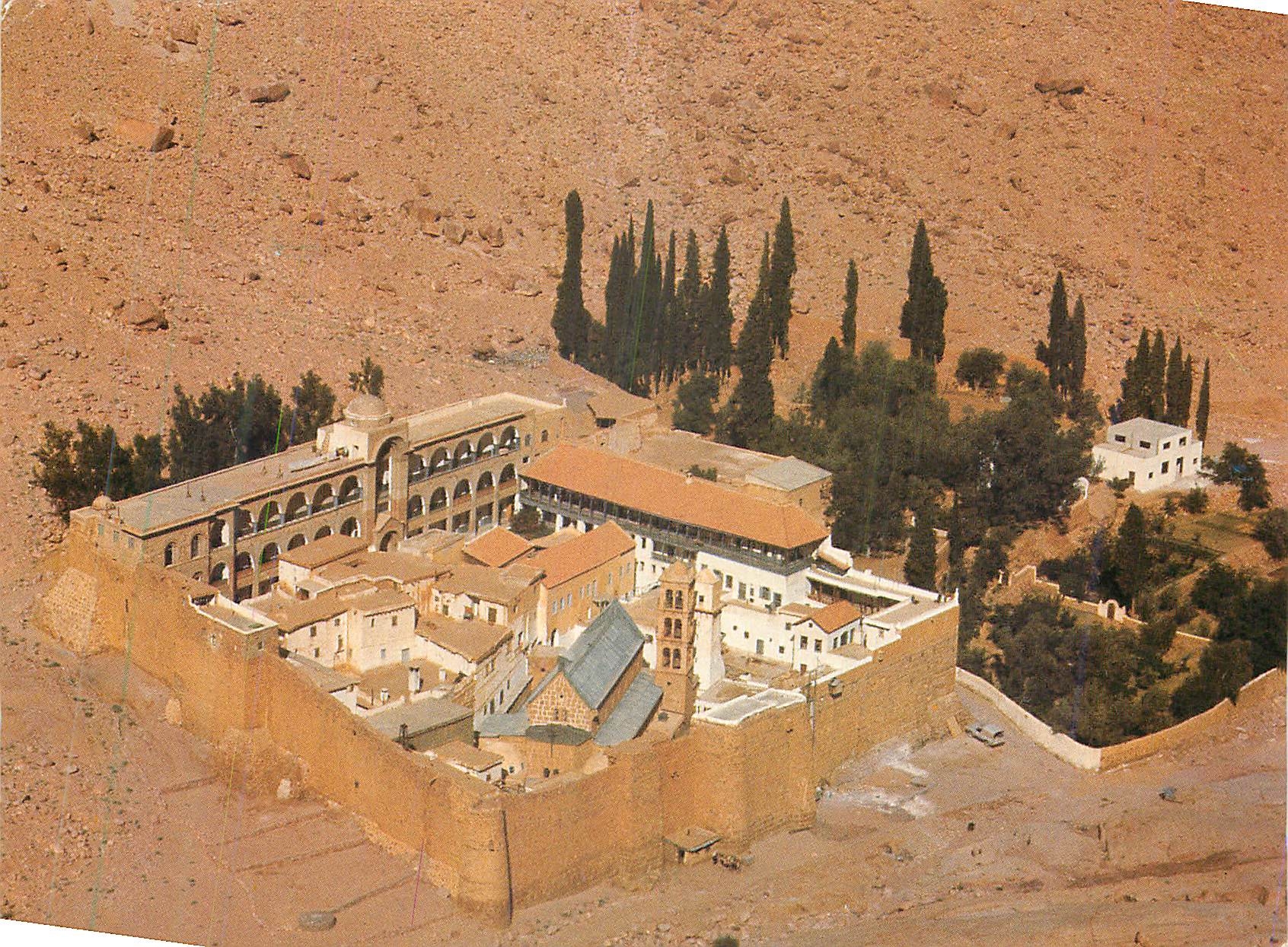 CPM Le Monde de la Terre Sainte Au pied du mont Sinai le monastere Sainte Catherine