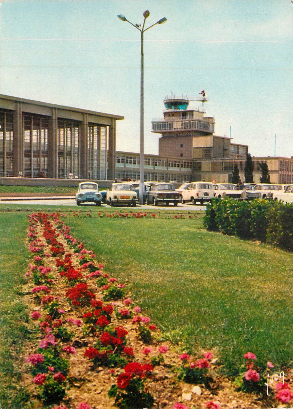 CPM Aeroport de Marseille Marignane Vue sur la colonnade de l'Aerogare et sur le Bloc technique