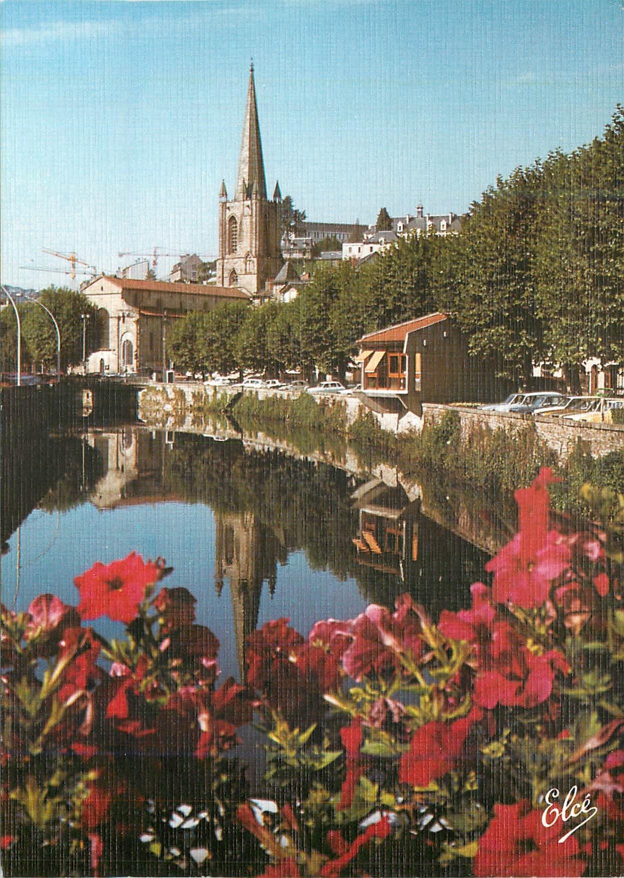 CPM Tulle Les Bords de la Correze au fond l'Eglise