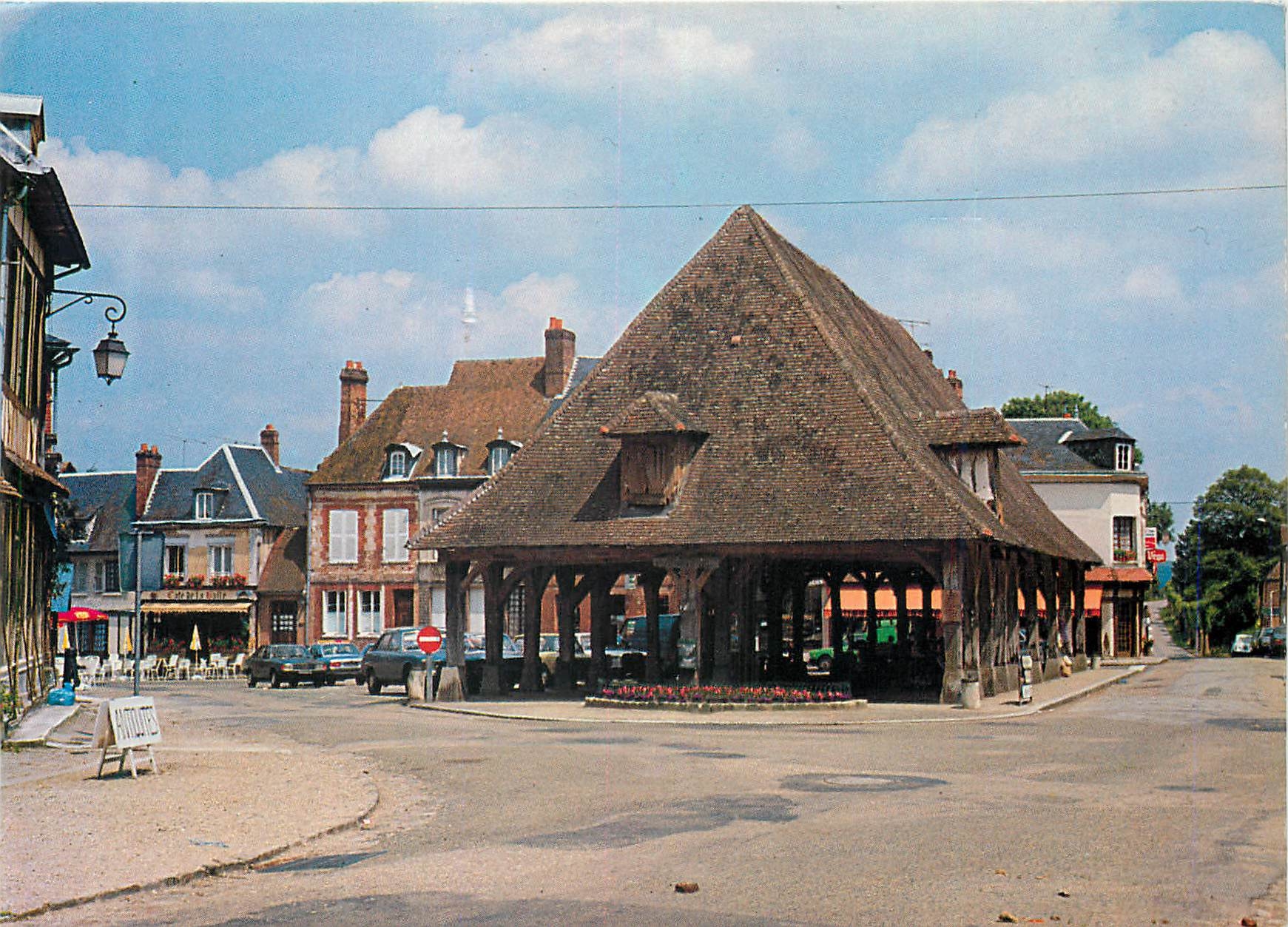 CPM Lyon Vue generale sur l'arche de triomphe et la place de l'eglise