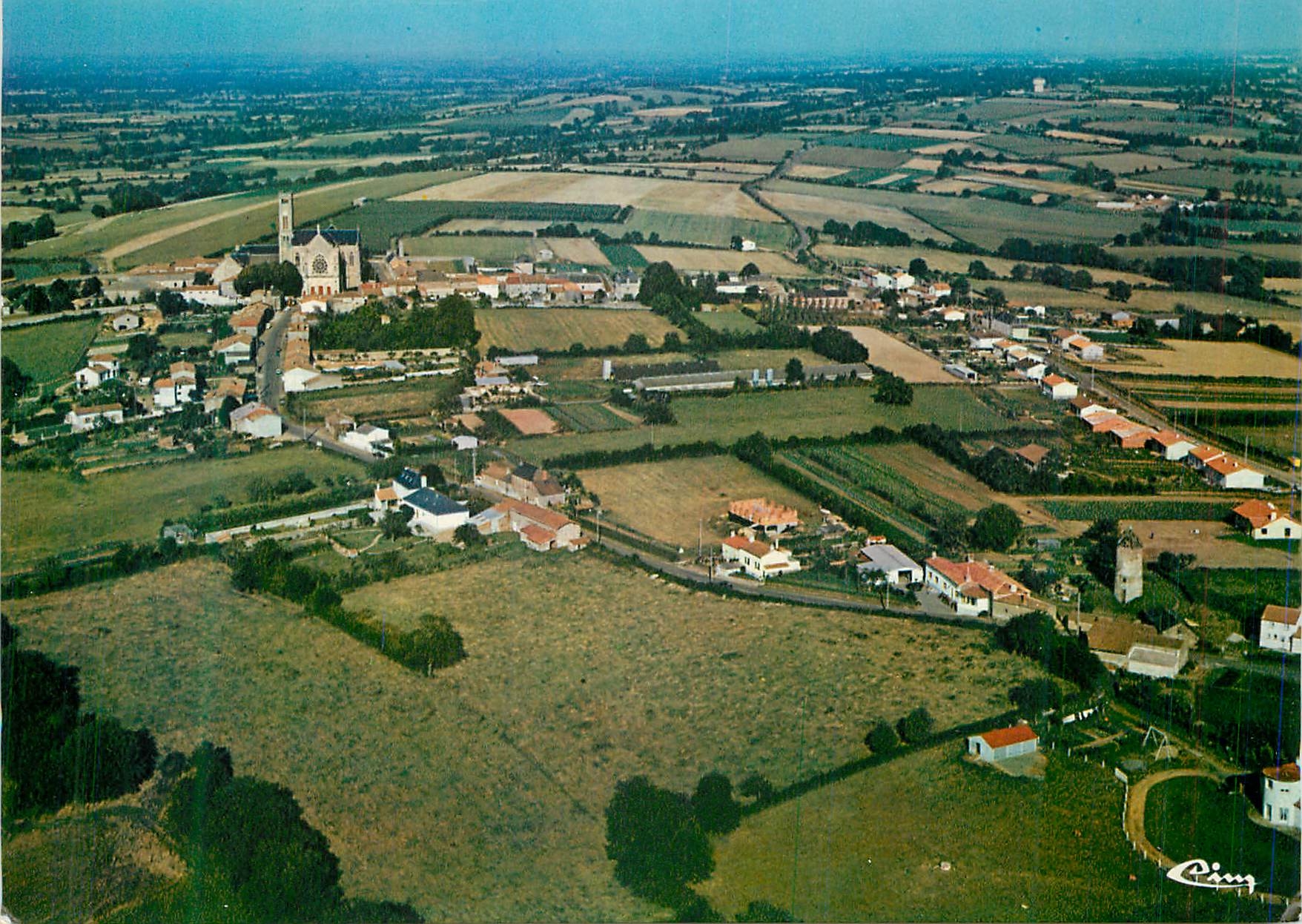 CPM Les Gardes (M et L) Vue generale aerienne