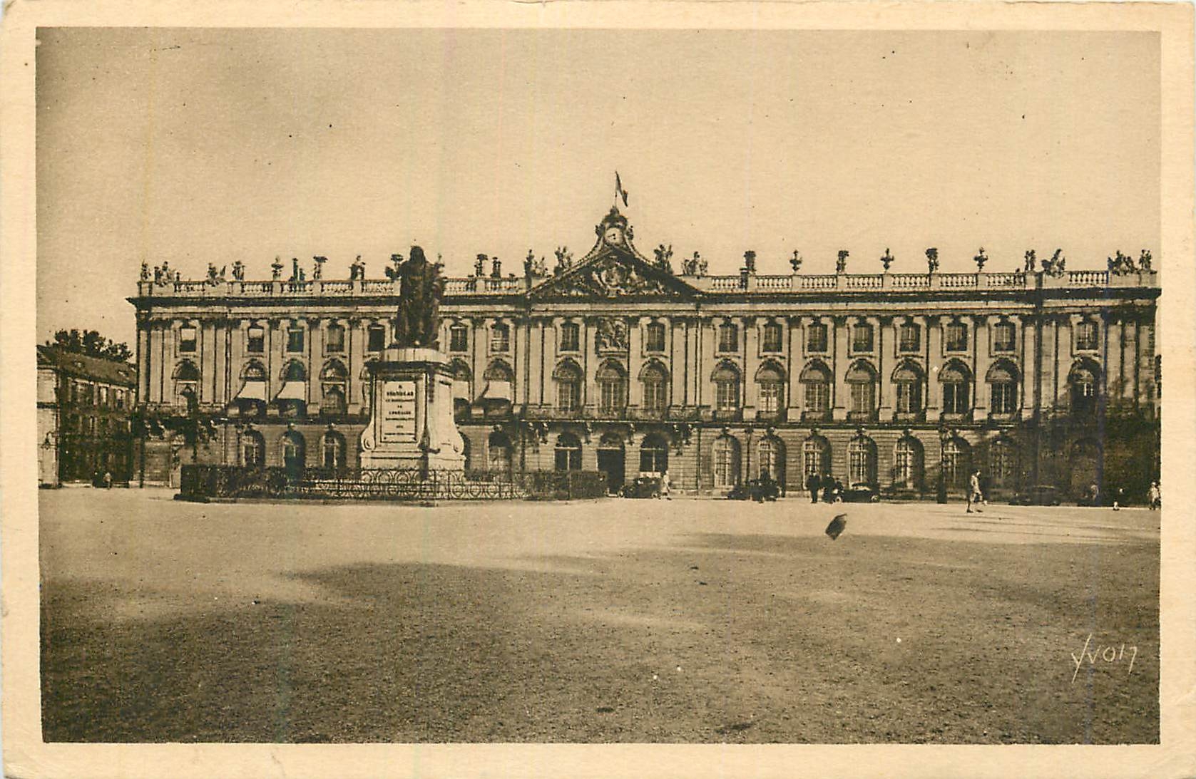 CPA (Nancy (M et M) l'hotel de ville et statue de stanislas