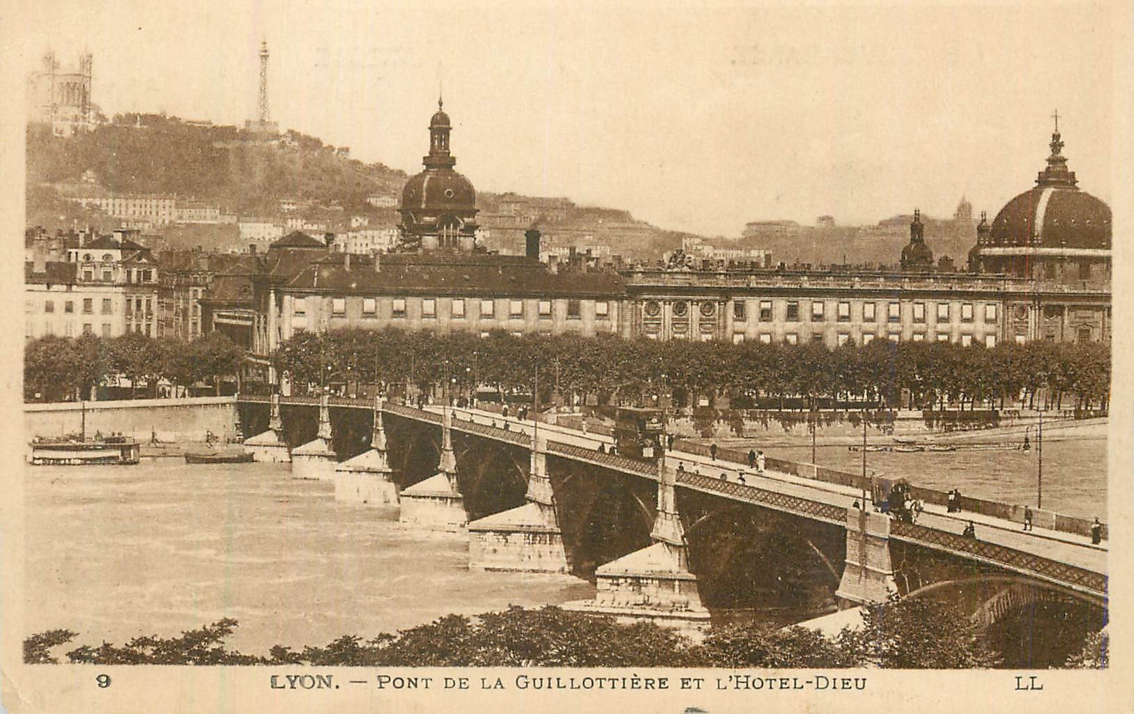 CPA Lyon pont de la guillottiere et l'hotel Dieu