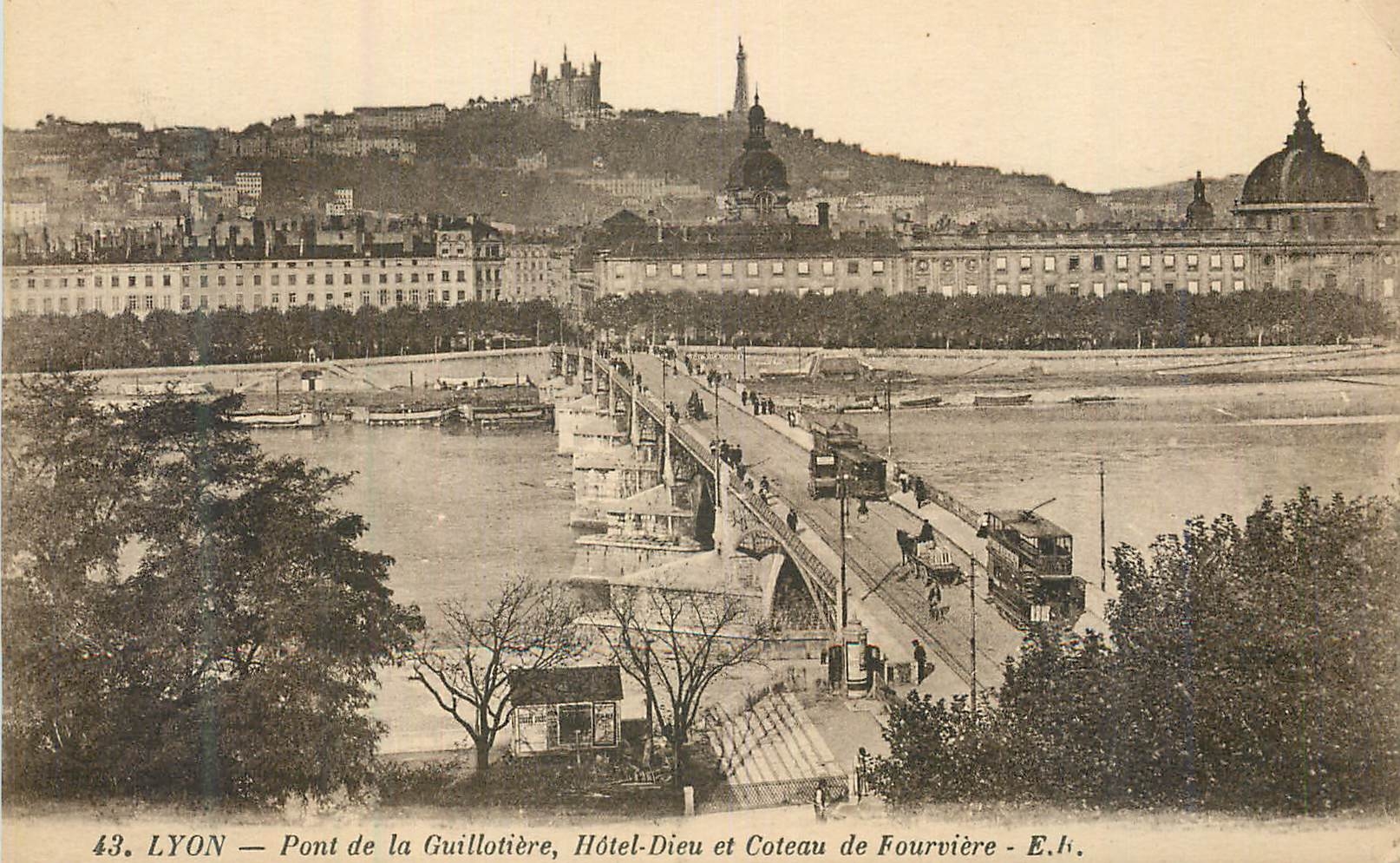 CPA Lyon pont de la guillotiere hotel Dieu et coteau de fourviere Tramway