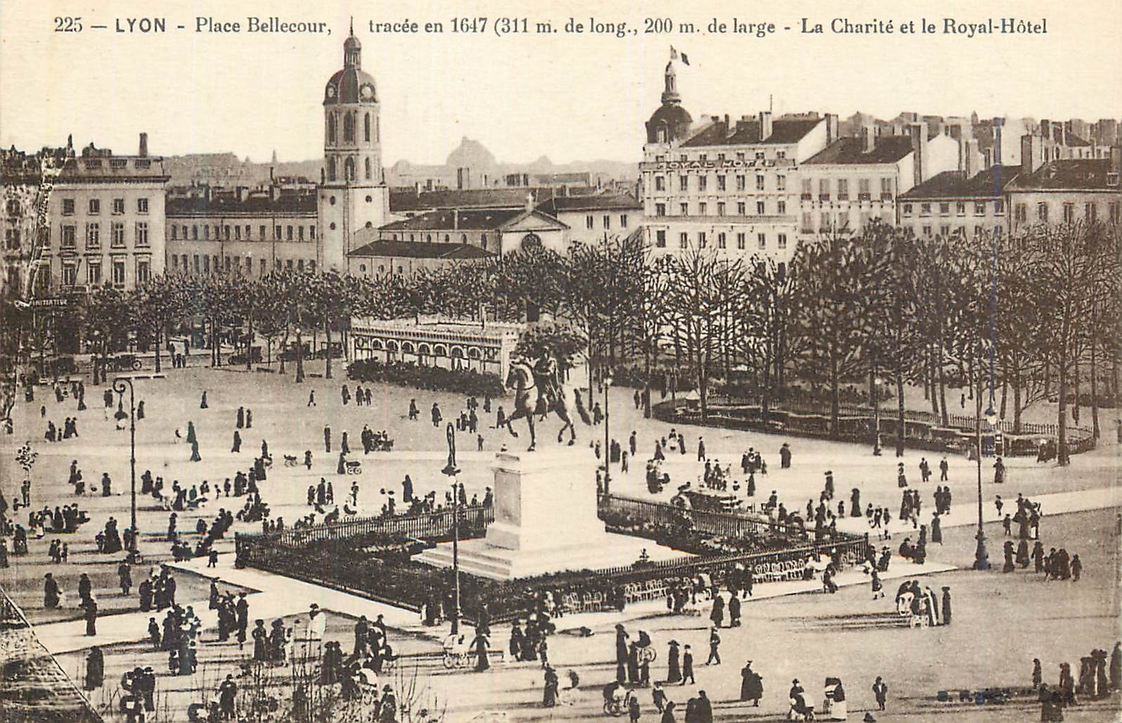 CPA Lyon place bellecour tracee en 1647 la charite et le royal hotel