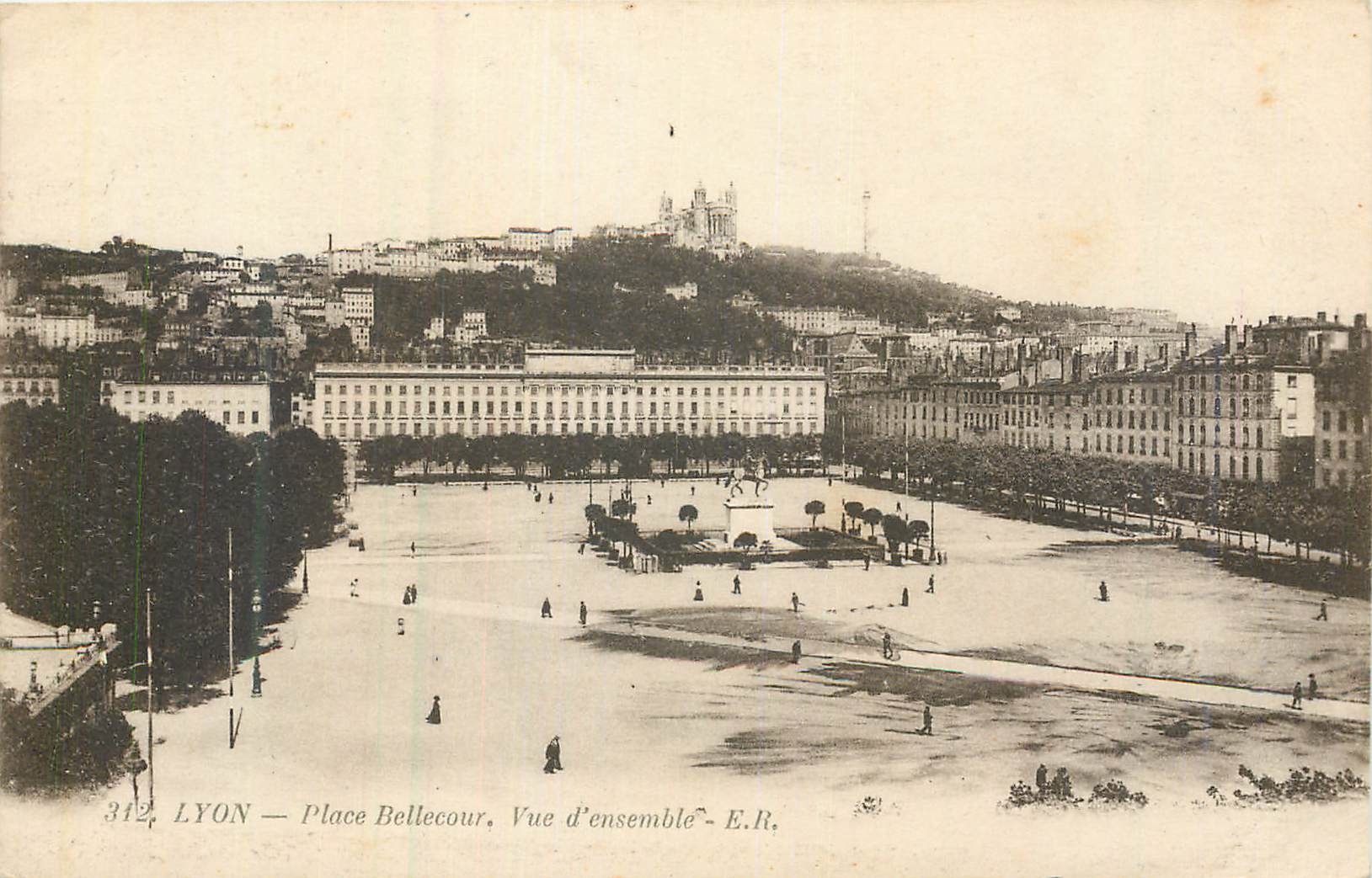 CPA Lyon place bellecour vue d'ensemble
