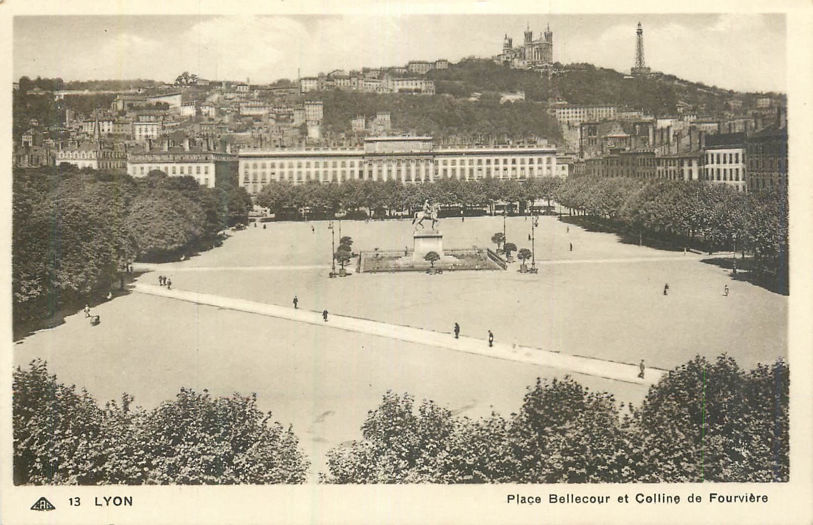 CPA Lyon place bellecour et colline de fourviere