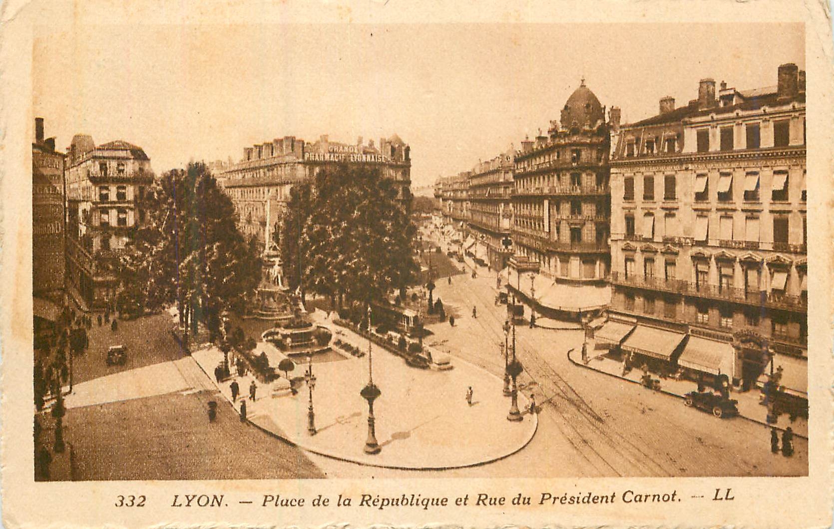 CPA Lyon place de la republique et rue du president carnot