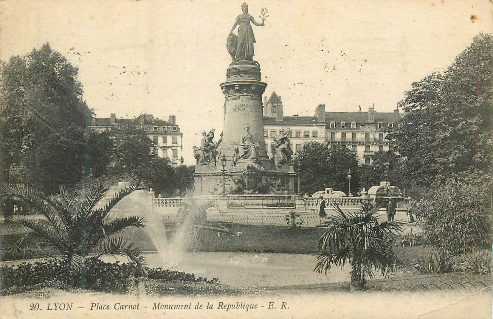 CPA Lyon place carnot monument de la republique