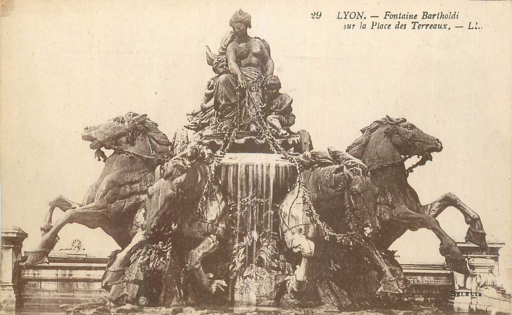 CPA Lyon Fontaine Bartholdi sur la Place des Terreaux