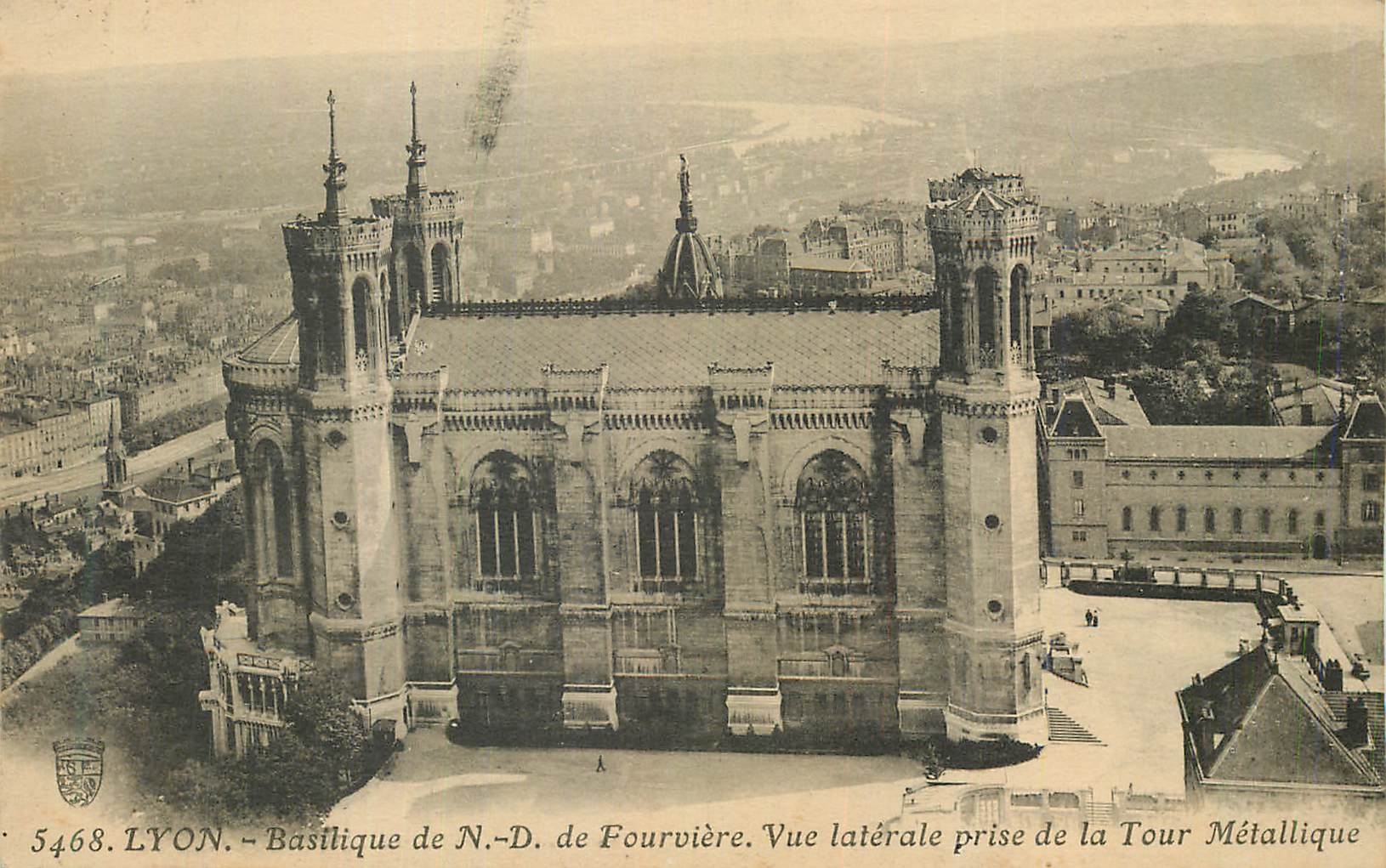 CPA Lyon Basilique de N D de Fourviere Vue laterale prise de la Tour Metallique