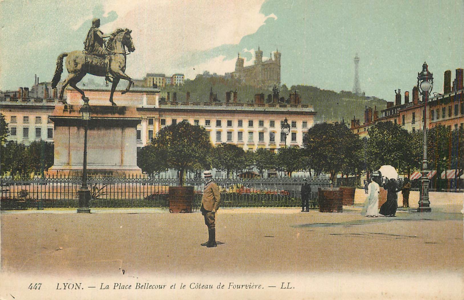CPA Lyon La Place Bellecour et le Coteau de Fourviere