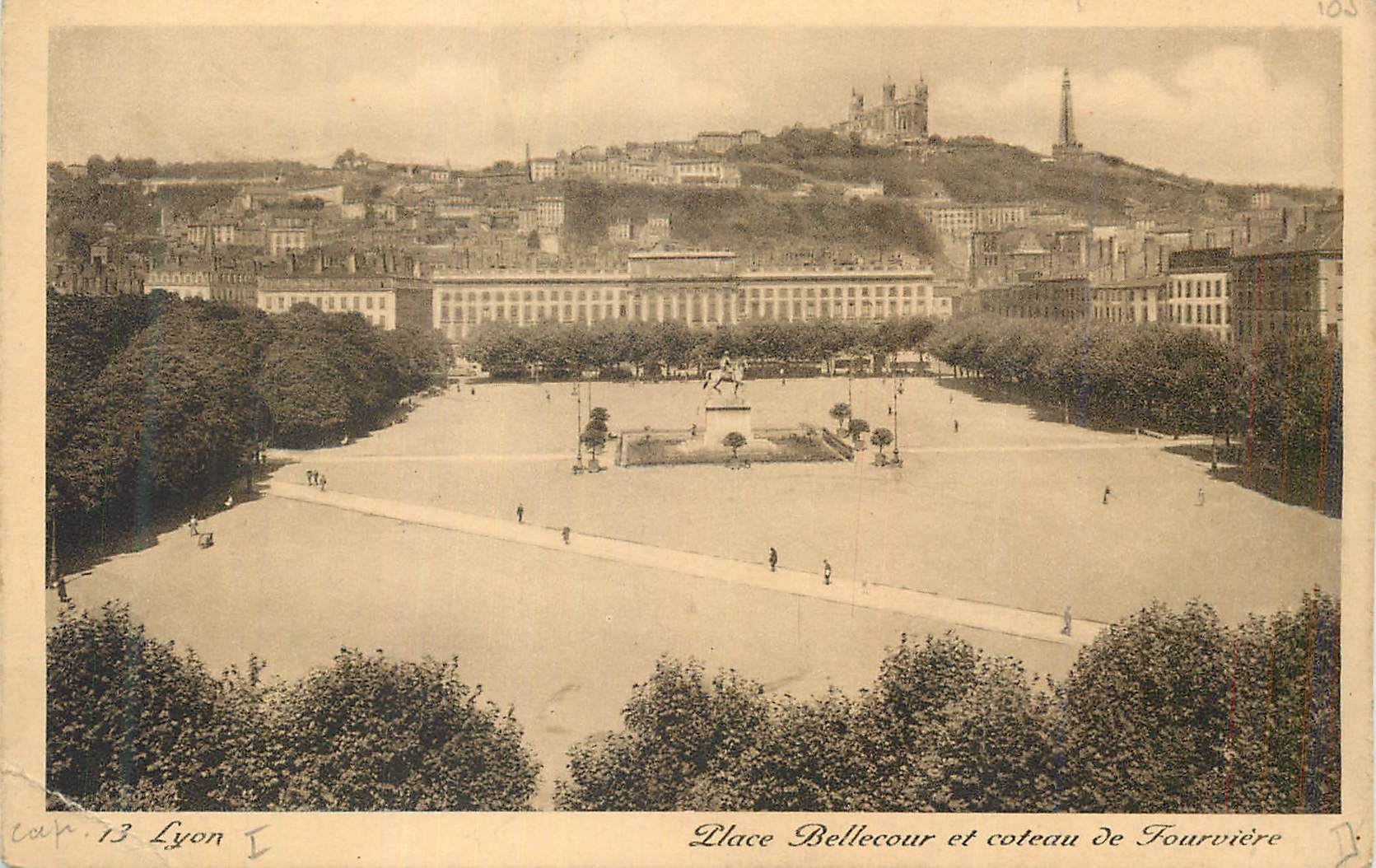 CPA Lyon Place Bellecour et coteau de Fourviere