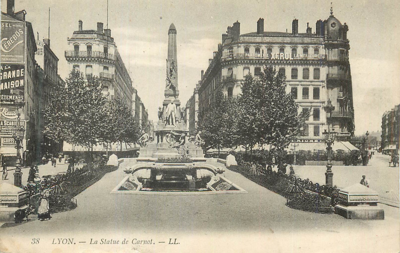 CPA Lyon La Statue de Carnot