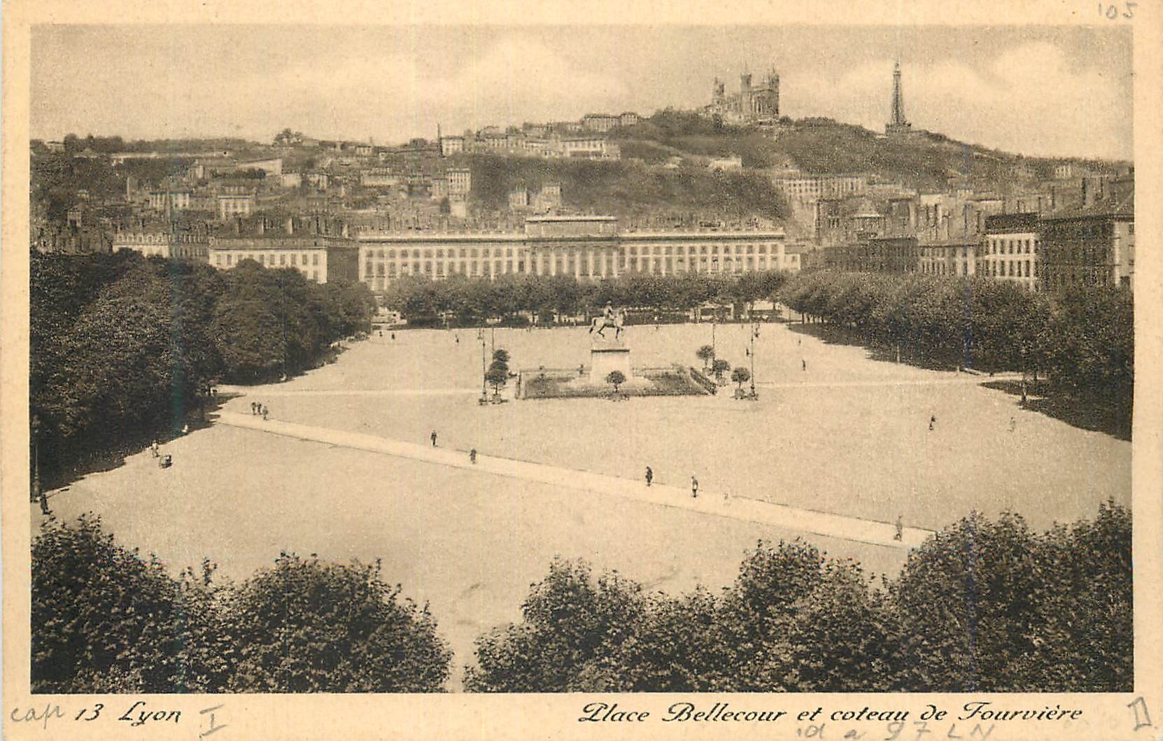 CPA Lyon Place Bellecour et coteau de Fourviere