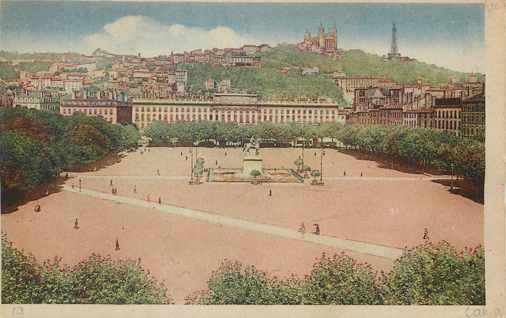CPA Lyon Place Bellecour et Colline de Fourviere