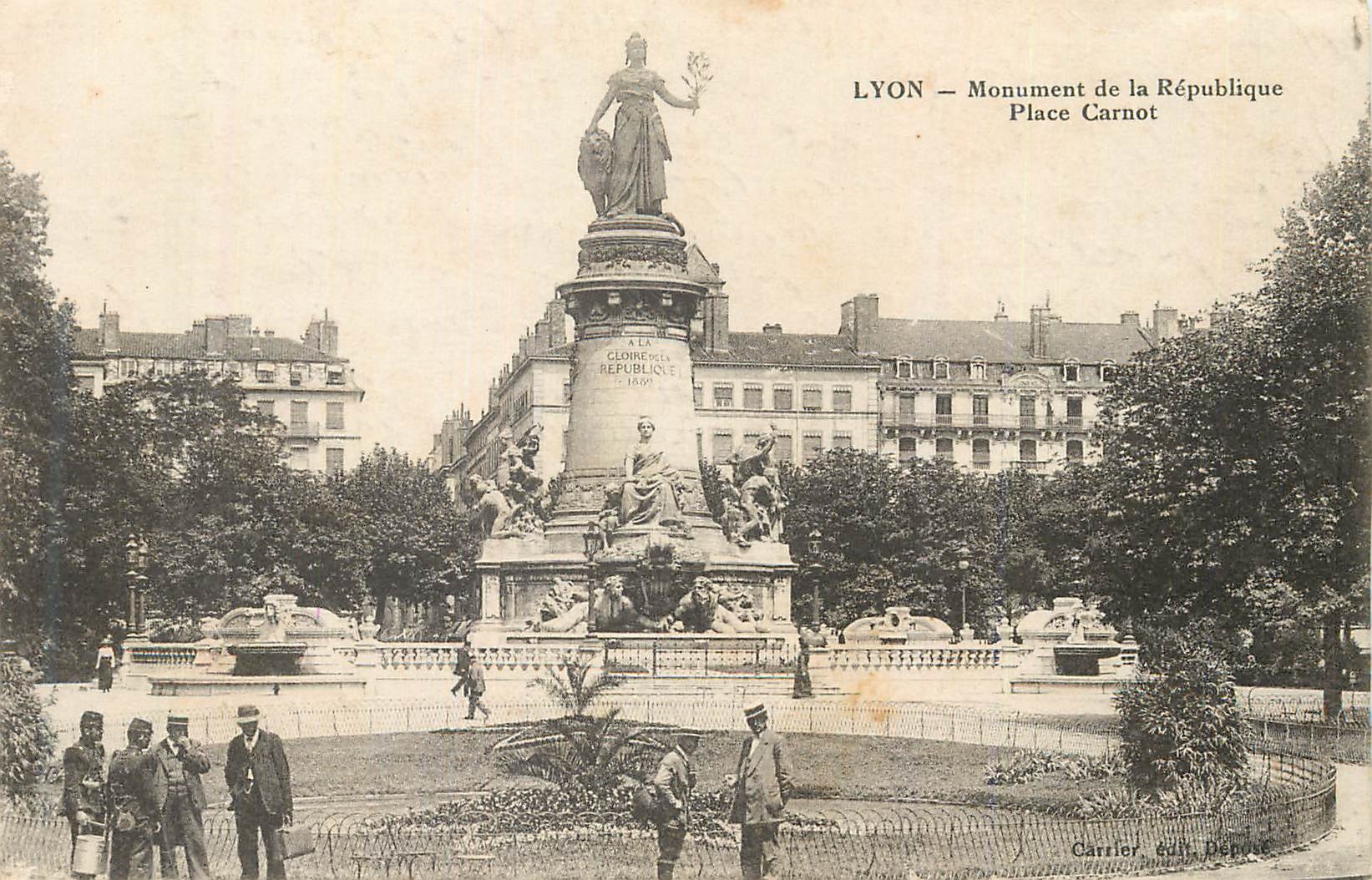 CPA Lyon Monument de la Republique Place Carnot