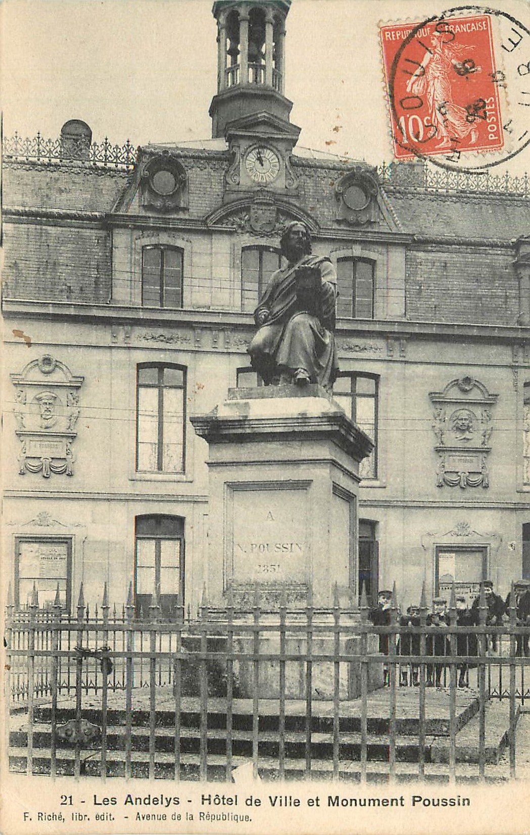CPA Les Andelys Hotel de Ville et Monument Poussin