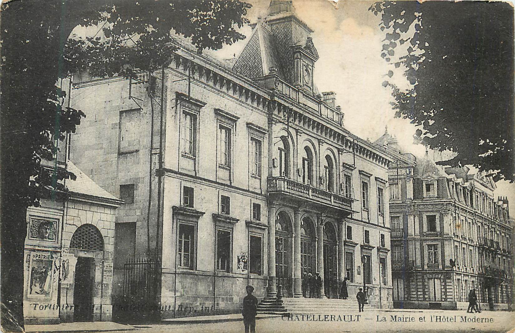 CPA Chatellerault La Mairie et l'Hotel Moderne