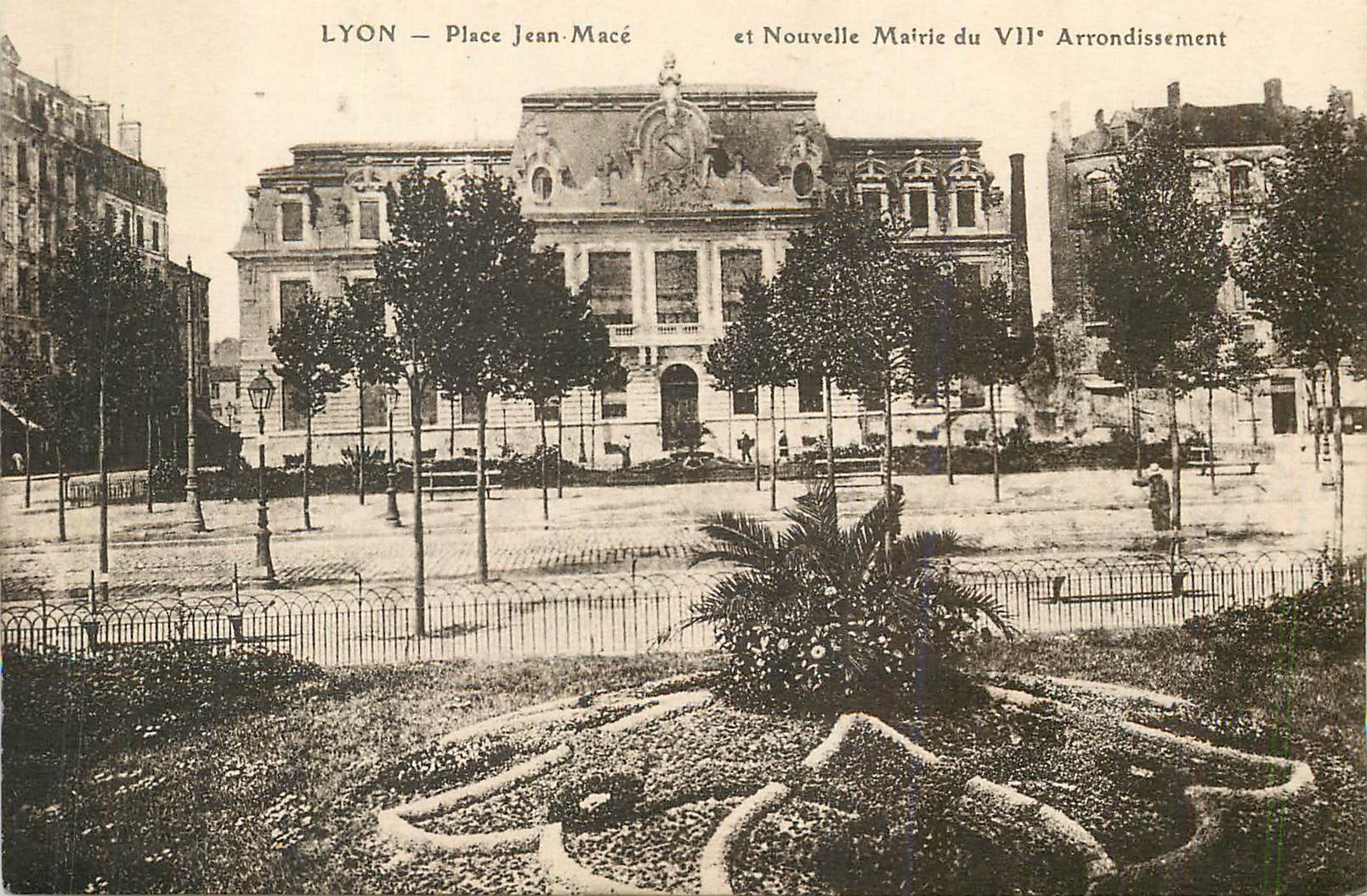 CPA Lyon Place de Jean-Mace et Nouvelle Mairie du VIIe Arrondissement