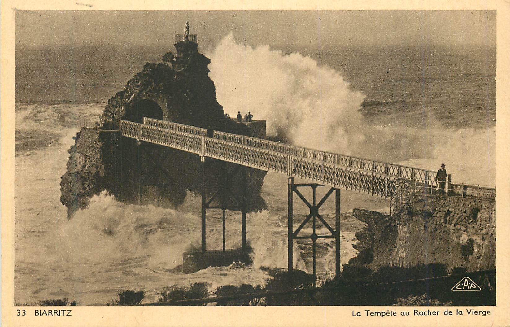 CPA Biarritz La tempete au rocher de la Vierge 