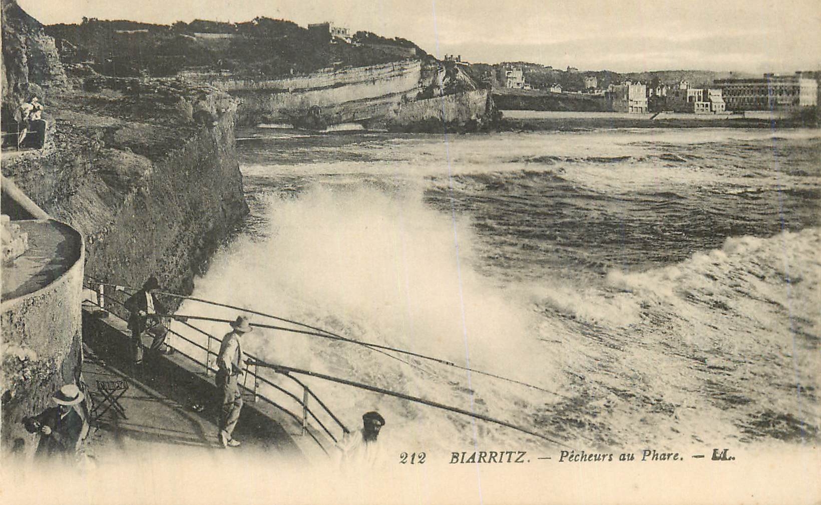 CPA Biarritz Pecheurs au Phare 