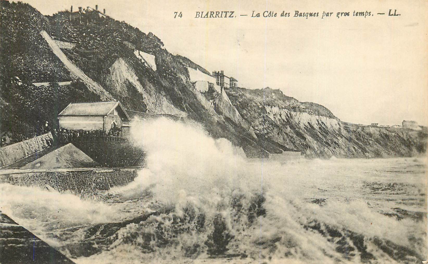 CPA Biarritz La Cote des Basques par gros temps 