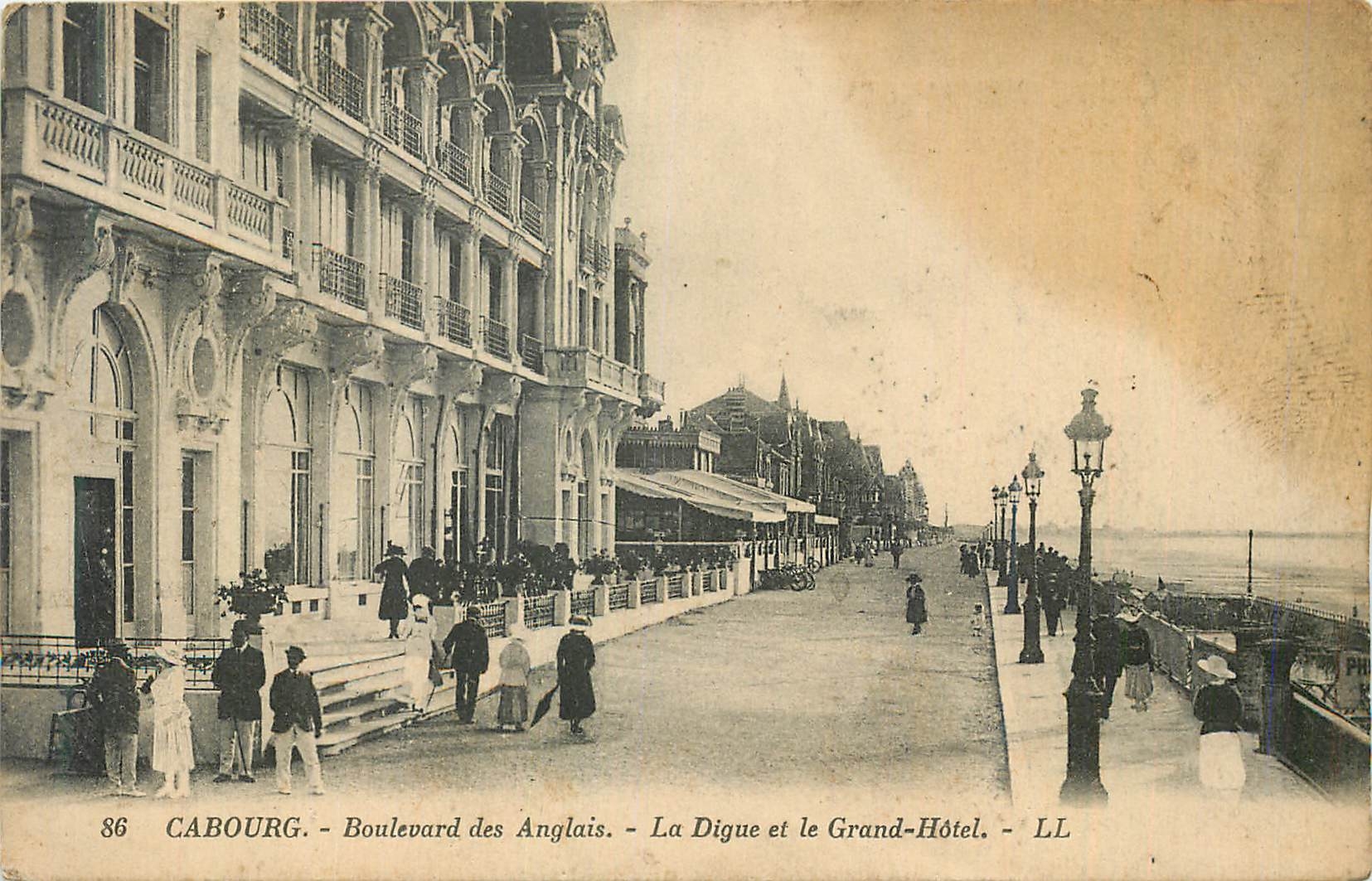 CPA Cabourg Boulevard des Anglais La Digue et le Grand Hotel 