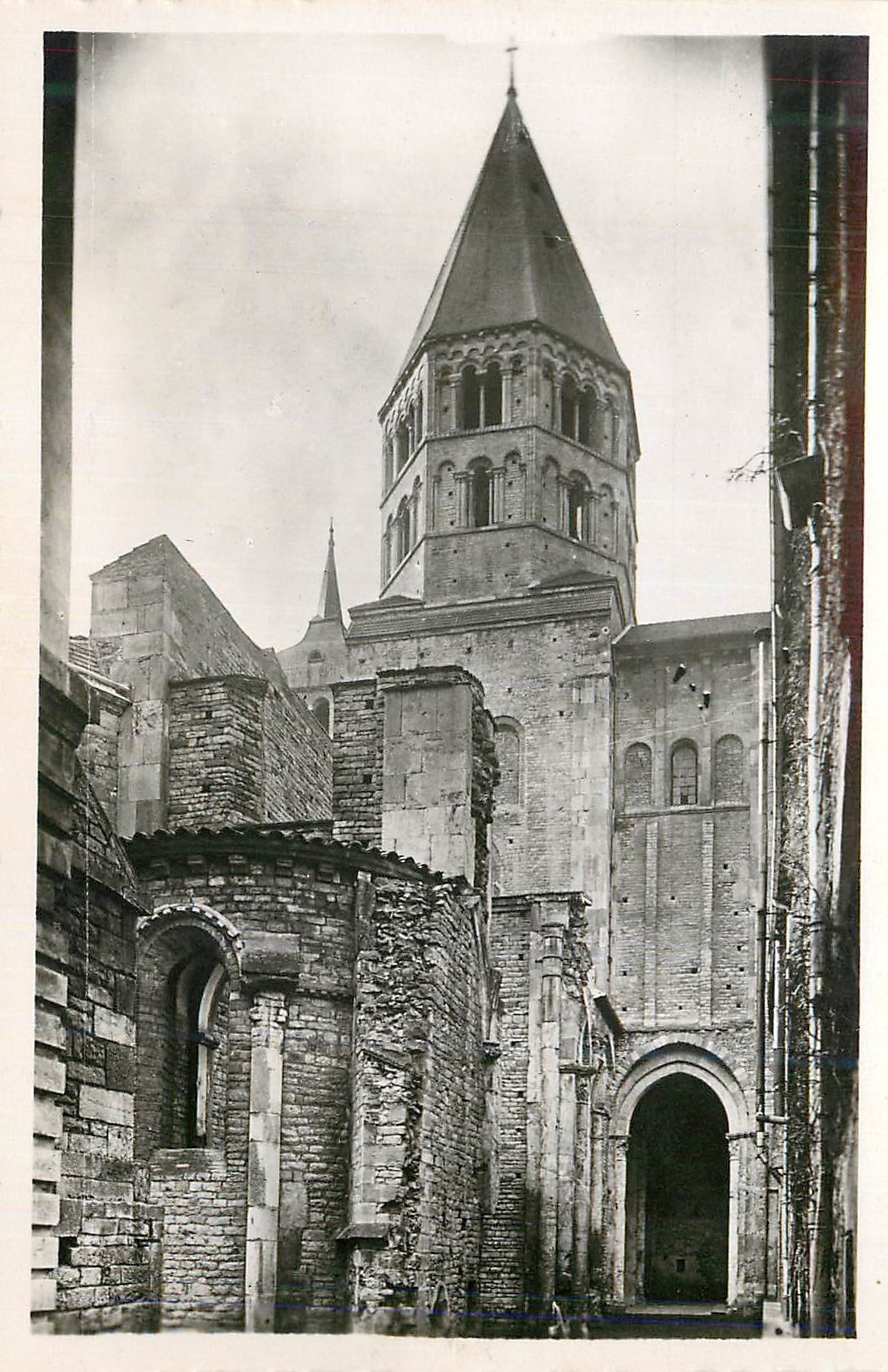 CPM Cluny S et L Vue du Transept complete par le Collateral Sud de l Abbatiale 