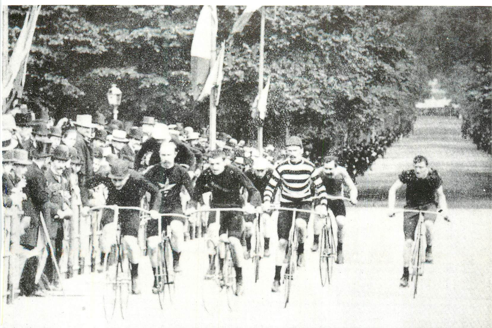 CPA Course de bicyclettes a Angers Velo Cycle