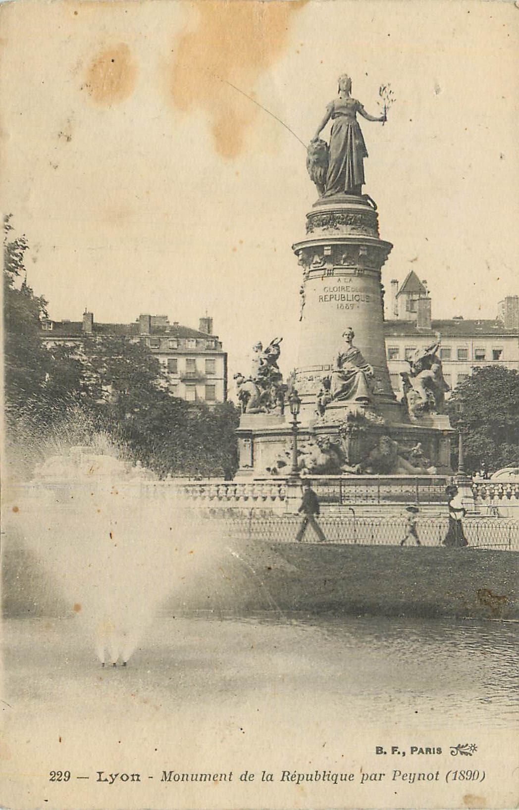 CPA Lyon Monument de la Republique par Peynot 